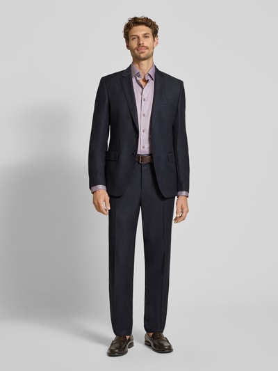 Männermodel trägt Modern Fit Businesshemd mit extra langem mouw van OLYMP in lila met donkerblauw pak, Heren zakelijk overhemd, Ganzkörperansicht von vorne.