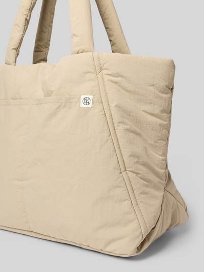 Produktfoto, Shopper mit Label-Detail Modell 'SIRIA SASJA' von MSCH COPENHAGEN in Beige, mit Struktur und sichtbaren Nähten, große Tragehenkel, Hauptfach mit Druckknopfverschluss, Innentasche mit Reißverschluss, Breite 54 cm, Länge 34 cm, Tiefe 22 cm, Schulterriemen 61 cm.