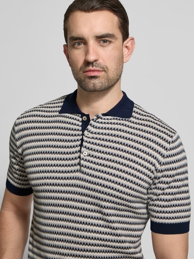 Männermodel trägt Regular Fit Poloshirt im Allover-Look mit Knopfleiste von Manuel Ritz, Reine Baumwolle, Nahaufnahme Oberkörper. Rückenlänge bei Größe M: 69 cm.