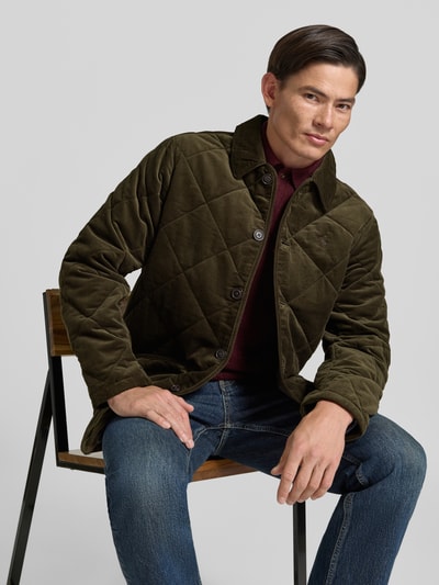 Männermodel trägt Regular Fit Cordjacke mit Umlegekragen von Polo Ralph Lauren in Oliv, Strukturmuster, aufgesetzte Taschen, Nahaufnahme Oberkörper.