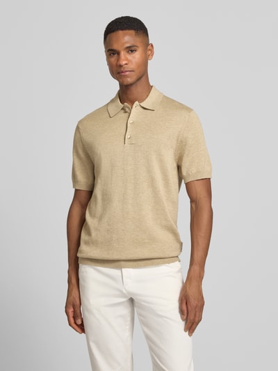 Männermodel trägt Regular Fit Poloshirt mit Knopfleiste Modell 'BELLS' von Casual Friday aus beigem Baumwoll-Lyocell-Mix, Ganzkörperansicht von vorne.