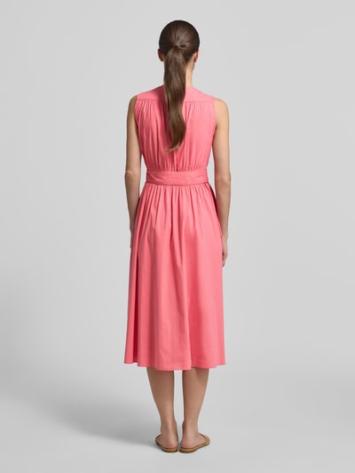 Frauenmodel trägt Midikleid mit V-Ausschnitt und Bindegürtel von ROBE LÉGÈRE aus Baumwoll-Mix in A-Linie, Farbton Rosa, Ganzkörperansicht Rückansicht. Rückenlänge bei Größe 36: 117 cm, Brustweite bei Größe 36: 36 cm.
