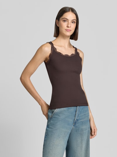 Frauenmodel trägt Slim Fit Top aus reiner Baumwolle mit Spitzenbesatz von Rich & Royal in Dunkelbraun, leichte Struktur, Rundhalsausschnitt, Ganzkörperansicht von vorne, Rückenlänge bei Größe S 55 cm.