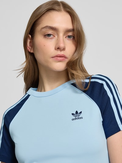 adidas Originals T-shirt z wyhaftowanym logo Błękitny 3