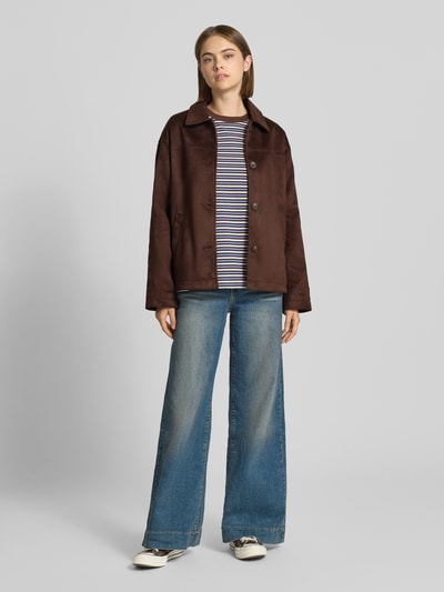 Vrouwenmodel draagt Regular fit kunstleren jack in velourslook model 'CAROLINA' van ONLY, Dames Hemdjacke von ONLY, volledig vooraanzicht.