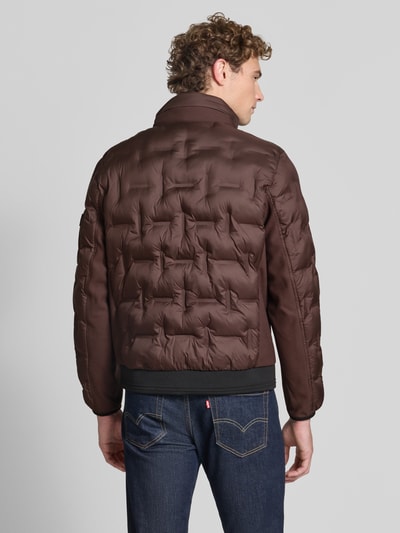 Männermodel trägt Regular Fit Bomberjacke mit reflektierenden Details von Tom Tailor in Braun, glatte Struktur, Ganzkörperansicht Rückansicht, Herren Bomberjacke / Blouson.