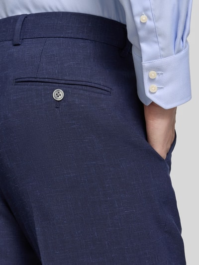 Männermodel trägt Regular Fit Anzughose mit Woll-Anteil Modell 'LENNON' von BOSS in Melange-Optik, Twill Materialverarbeitung, Detailaufnahme.