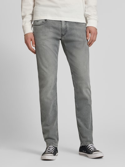 Männermodel trägt Slim Fit Jeans mit Eingrifftaschen Modell 'Anbass' von Replay, Baumwoll-Elasthan-Mix, Ganzkörperansicht von vorne. Bundweite bei Größe 32/32: 44 cm, Innenbeinlänge: 81 cm, grauer Denim-Look mit dezenter Waschung.