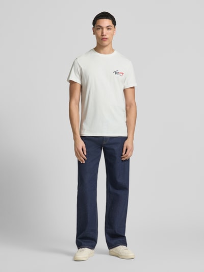 Männermodel trägt Slim Fit T-Shirt aus reiner Baumwolle von Tommy Jeans, Optik: Unifarben, Label-Print, Logo-Stitching, Rundhals, Kurzarm, Material: Reine Baumwolle, Ganzkörperansicht von vorne.