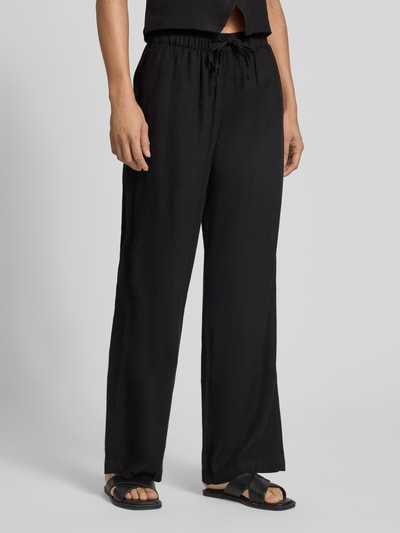 Frauenmodel trägt Wide Leg Leinenhose mit elastischem Bund Modell 'GOA' von Only, Optik: Unifarben, Viskose-Leinen-Mix, seitliche Eingrifftaschen, Tunnelzug, Ganzkörperansicht von vorne.