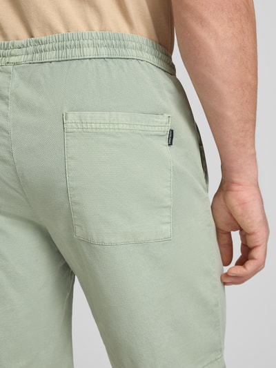 Männermodel trägt Shorts mit elastischem Bund Modell 'JAIDEN CARTER' von Jack & Jones aus Baumwoll-Elasthan-Mix mit Strukturmuster, Regular-Fit, Sicht auf die Rückseite, Nahaufnahme Oberkörper bis Knie.