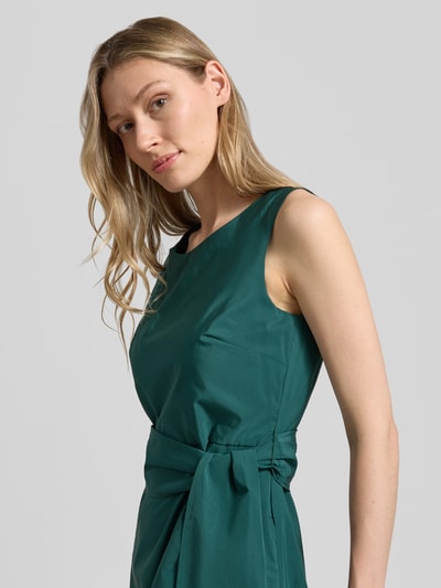 Frauenmodel trägt A-Linie Abendkleid mit Baumwoll-Anteil Modell 'GENTILE' von Weekend Max Mara in sattem Grün; Nahaufnahme Oberkörper. Damen Abendkleid von Weekend Max Mara.