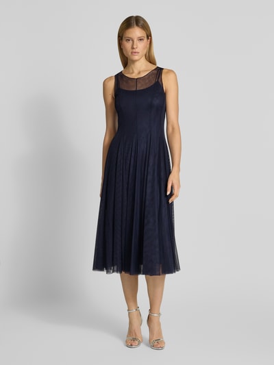 Frauenmodel trägt Cocktailkleid mit Rundhalsausschnitt von V by Vera Mont aus Tüll, A-Linie, Midikleid, Rückenlänge 118 cm, Brustweite 36 cm, Ganzkörperansicht von vorne.