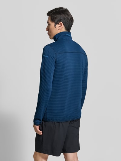 Männermodel trägt Regular Fit Fleecejacke mit Stehkragen Modell 'Berthold' von Icepeak in Dunkelblau, strukturierte Oberfläche, Ganzkörperansicht Rückansicht. Jacke mit Reißverschluss, Napoleontasche, Eingrifftaschen, elastischen Abschlüssen; Rückenlänge, Schulterbreite, Brustweite und Ärmellänge bei Größe M.