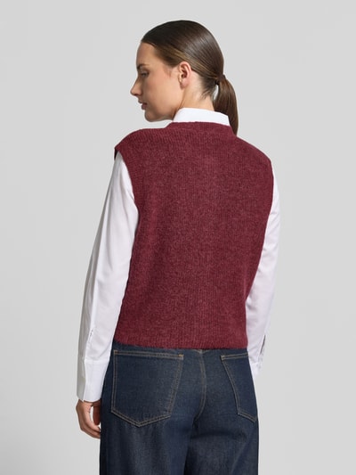 Männermodel trägt Regular Fit kamizelkę z mieszanki wełny i alpaki model 'LULU' od Selected, ciemnoczerwony kolor, tekstura miękka, Ganzkörperansicht Rückansicht.