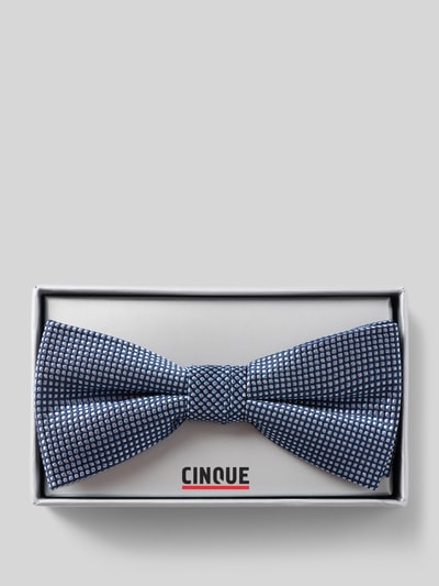 Produktfoto, Fliege aus reiner Seide Modell 'Simone' von CINQUE, feines Strukturmuster in Blau und Weiß, präsentiert in Geschenkbox