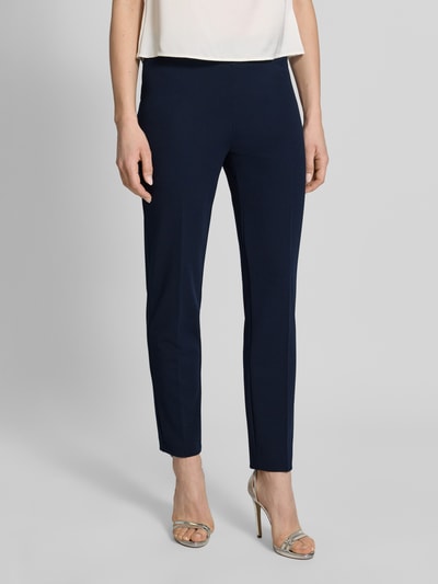Frauenmodel trägt Hose mit Bügelfalten von Vera Mont in Dunkelblau, Material-Mix mit Stretch-Anteil, Regular-Fit, Elastischer Bund, Nahaufnahme Unterkörper, frontal.