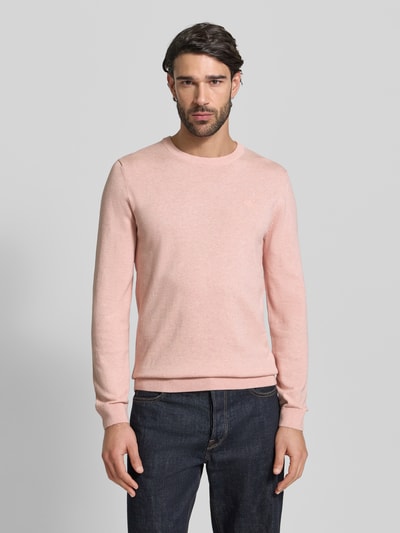 Männermodel trägt Regular Fit Pullover aus reiner Baumwolle von s.Oliver RED LABEL in Rosa, Feinstrick, Rundhals, Label Stitching, Ganzkörperansicht von vorne.
