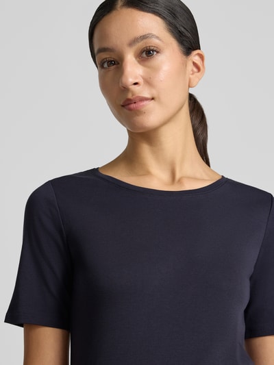 Frauenmodel trägt Regular Fit T-Shirt aus reiner Baumwolle von s.Oliver RED LABEL in Dunkelblau, glatte Textur, Nahaufnahme Oberkörper.