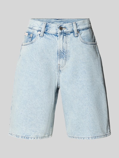 Produktfoto, Jeansshorts mit Label-Detail von Calvin Klein Jeans in heller Used-Look-Optik aus reiner Baumwolle, Regular-Fit, Eingrifftaschen.