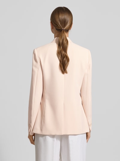 Frauenmodel trägt Blazer mit Reverskragen von Emporio Armani, Regular-Fit, Knopfverschluss, Pattentaschen, Rückansicht, Rückenlänge 67 cm.