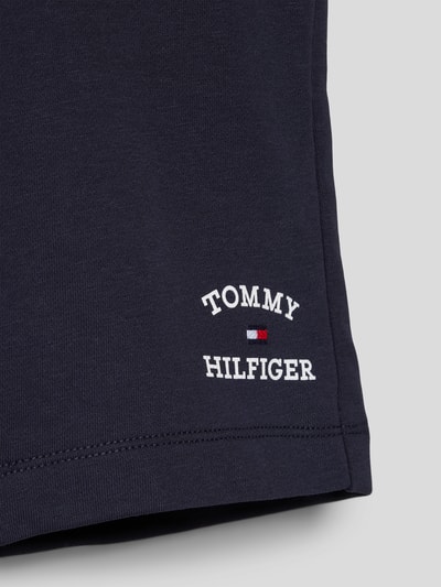 Tommy Hilfiger Teens Szorty z dzianiny dresowej o kroju regular fit z nadrukiem z logo Granatowy 2