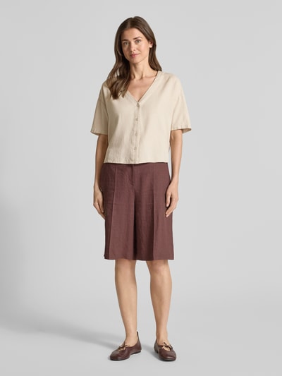 Frauenmodel trägt Boxy Fit Hemdbluse aus Viskose-Leinen-Mix Modell 'MYMILO' von Vero Moda, cremefarben, Flammgarn, Ganzkörperansicht von vorne.