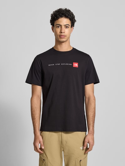Mannelijk model draagt Regular Fit T-Shirt mit Logo-Print van The North Face, zwart, katoenmix, ronde hals, regular fit, voorkant, bovenlichaam close-up
