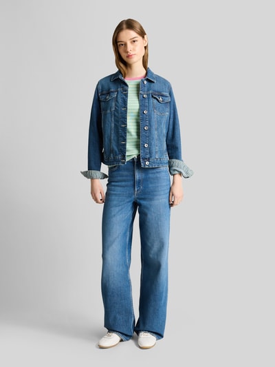 Frauenmodel trägt Shaped Fit T-Shirt aus reiner Baumwolle von Tom Tailor Denim, Optik: Unifarben, Muster: Gestreift, Label-Stitching, Herz-Stitching, Rundhals-Ausschnitt, Kurzarm, Materialverarbeitung: Feinripp, Ganzkörperansicht von vorne.