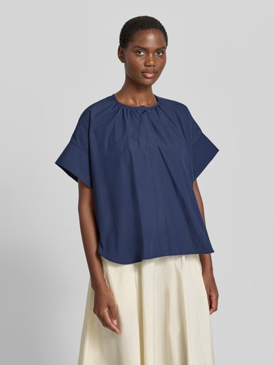Frauenmodel trägt Regular Fit Bluse aus reiner Baumwolle von Weekend Max Mara in Dunkelblau, kurzarm, unifarben, Ganzkörperansicht von vorne.