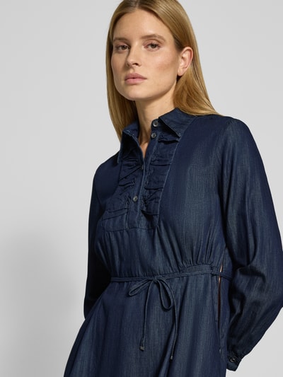 Frauenmodel trägt Midikleid mit Bindegürtel von Luisa Cerano in Dunkelblau, reine Baumwolle, Raffung, Umlegekragen, Nahaufnahme Oberkörper.