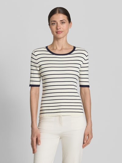 Frauenmodel trägt Strickpullover aus Viskose-Mix von Christian Berg Woman Selection in Rippstrick, Slim Fit, gestreift, Ganzkörperansicht von vorne.