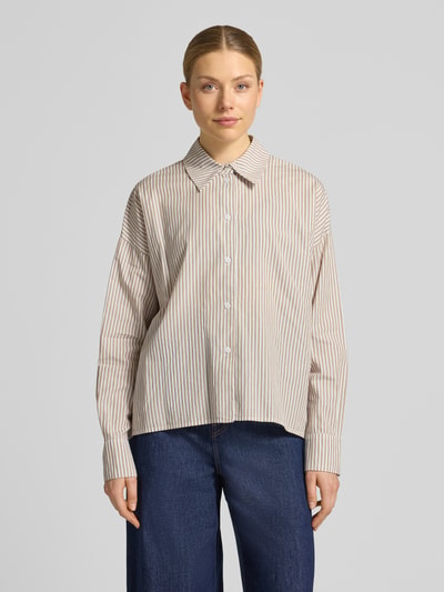 Vrouwenmodel draagt Relaxed Fit Blouse met overhangende schouders model 'CLOELIA' van Drykorn, zuiver katoen, rechte snit, hemdkraag, lichte beige en bruine strepen, gladde textuur, voorkant volledig zichtbaar, volledige lichaamsweergave van voren