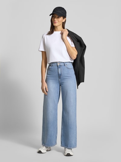 Frauenmodel trägt Regular Fit T-Shirt aus reiner Baumwolle Modell 'MYESSENTIAL' von Selected Femme, Optik: unifarben, Rundhals, Ärmelform: kurzarm, Materialverarbeitung: Jersey, Rückenlänge 66 cm, Brustweite 50 cm, Ganzkörperansicht von vorne.