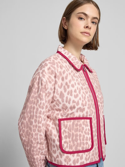 Frauenmodel trägt Jacke mit Eingrifftaschen und Logo-Stitching von OH APRIL in Rosa mit Leopardenmuster, Regular-Fit, Umlegekragen, Reißverschluss, Nahaufnahme Oberkörper. Rückenlänge bei Größe S: 52 cm, Schulterbreite: 59 cm, Brustweite: 61 cm, Ärmellänge: 58 cm.