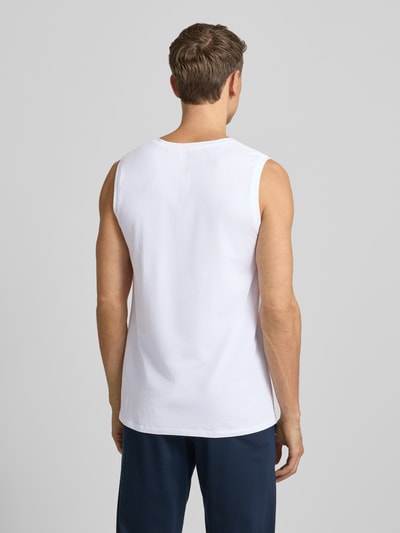 Männermodel trägt Unterhemd mit V-Ausschnitt im 2er-Pack von Christian Berg Men, weiße Baumwoll-Mix-Textur, Ganzkörperansicht Rückansicht.