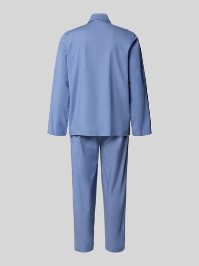Männermodel trägt Regular Fit Pyjama aus Viskose-Mix mit Baumwoll-Anteil Modell 'CHRIS PYJAMA' von BOSS, Unifarben, Ganzkörperansicht Rückansicht.