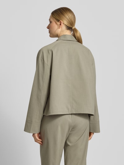 Männermodel trägt Jacke mit Eingrifftaschen Modell 'KELLY' od Samsøe Samsøe, miks materiałowy z wiskozą, krój regular fit, kolor beżowy, zdjęcie całej sylwetki z tyłu, długość pleców w rozmiarze S: 54 cm, szerokość w rozmiarze S: 54 cm, długość rękawa w rozmiarze S: 58 cm