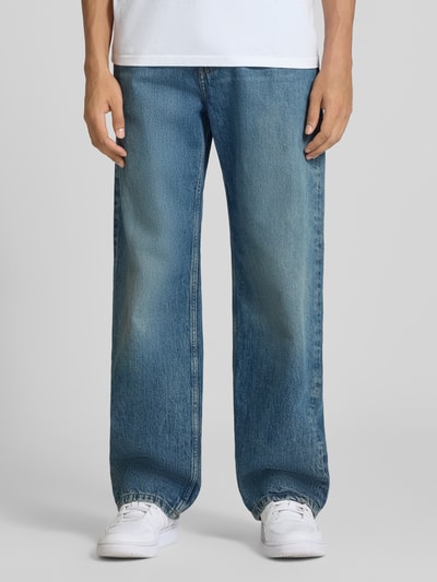 Männermodel trägt Baggy Jeans im klassischen 5-Pocket-Look von REVIEW, reine Baumwolle, blau, lockere Passform, Ganzkörperansicht von vorne.