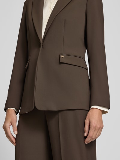 Frauenmodel trägt Regular Fit Blazer mit Reverskragen Modell 'Leonora' von MOS MOSH in Braun, strukturierter Stoff, Nahaufnahme Oberkörper. Rückenlänge 66 cm, Brustweite 40 cm, Ärmellänge 62 cm, Knopfverschluss.