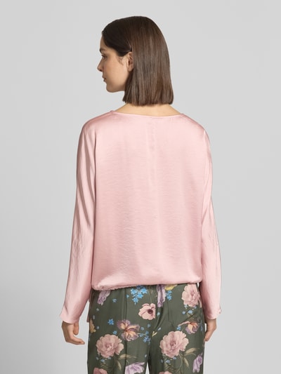 Vrouwenmodel draagt Blusenshirt met Rundhalsausschnitt und Tunnelzug van Oui in roze materiaalmix met viscose, relaxed fit, ruglengte maat 36: 55 cm, mouwlengte maat 36: 57 cm, volledig zicht van achteren.