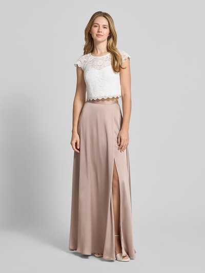 Vrouwenmodel draagt Cropped T-shirt aus floraler Spitze van Jake*s Cocktail, elastische materiaalmix, kort fit, bloemenkant, ronde hals, korte mouw, geïntegreerde bustier, semi-transparant, ruglengte bij maat 36 is 38 cm, geheel vooraanzicht.