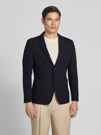 Männermodel trägt Slim Fit 2-Knopf-Blazer mit Reverskragen von MARKUP, Dunkelblau, Material-Mix mit Stretch-Anteil, Ganzkörperansicht von vorne. Rückenlänge 70 cm, Schulterbreite 40 cm, Ärmellänge 65 cm, aufgesetzte Taschen.