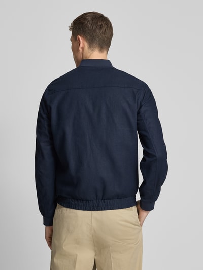 Mannenmodel draagt Jacke aus Baumwoll-Leinen-Mix mit Zweiwege-Reißverschluss van Jack & Jones Premium in donkerblauw, regular fit, staande kraag, ruglengte 68 cm, schouderbreedte 45 cm, borstwijdte 54 cm, mouwlengte 66 cm, volledig uit katoen-linnenmix, glad oppervlak, textielstructuur, volledige achteraanzicht.