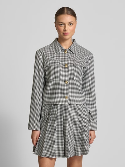 Frauenmodel trägt Boxy Fit Kurzblazer mit Vichy-Muster Modell 'ALERO-2' von HUGO, Optik: Allover-Muster, Umlegekragen, einreihige Knopfleiste, Langarm, Brustpattentaschen, Ganzkörperansicht von vorne.
