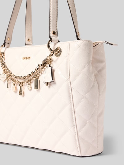 Produktfoto, Umhängetasche mit Ketten-Detail Modell 'LIBBY NOEL TOTE' von Guess, kremowy kolor, pikowanie, złote akcenty, Szerokość w rozmiarze 1: 34 cm, długość 26 cm, głębokość 11 cm, długość paska 58 cm, tekstura skóropodobna