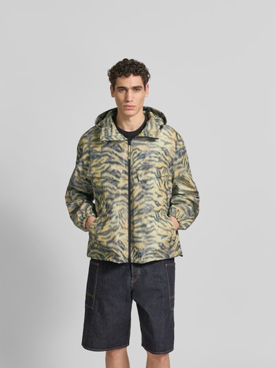 Männermodel trägt Regular Fit Windbreaker mit Kapuze von Kenzo, Allover-Animal-Print, Reißverschluss, Brusttaschen, Ganzkörperansicht von vorne.