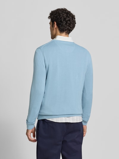Männermodel trägt Regular Fit Pullover aus reiner Baumwolle von s.Oliver RED LABEL in Hellblau, glatte Textur, Ganzkörperansicht Rückansicht.