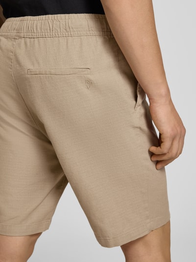 Männermodel trägt Straight Fit Shorts mit Gesäßtasche von REVIEW in Beige, Leinen-Optik, Reine Baumwolle, detailreiche Textur, Nahaufnahme Rückansicht.