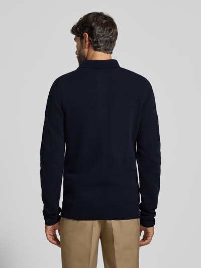 Mannelijk model draagt Strickpullover aus Woll-Mix mit Polokragen Modell 'FELIPO' van Casual Friday in donkerblauw, slim fit, met rits en borstzak, context: heren strickpullover, woll-mix, slim fit, model 'FELIPO', polokragen, rits, borstzak, ruglengte maat M 67 cm, volledige lichaamsaanzicht achteraan.